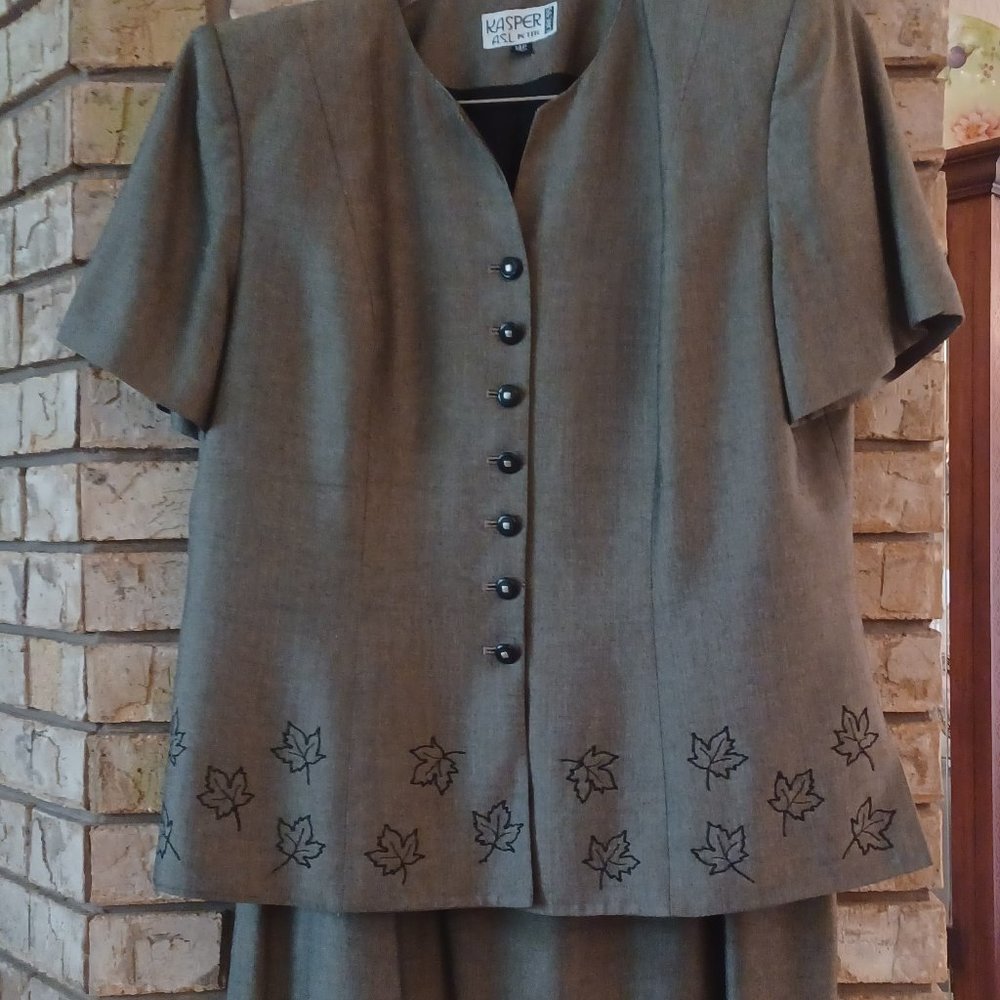 KASPER 14 P Brown Short Sleeve Skirt Suit W Embroidered Leaves
